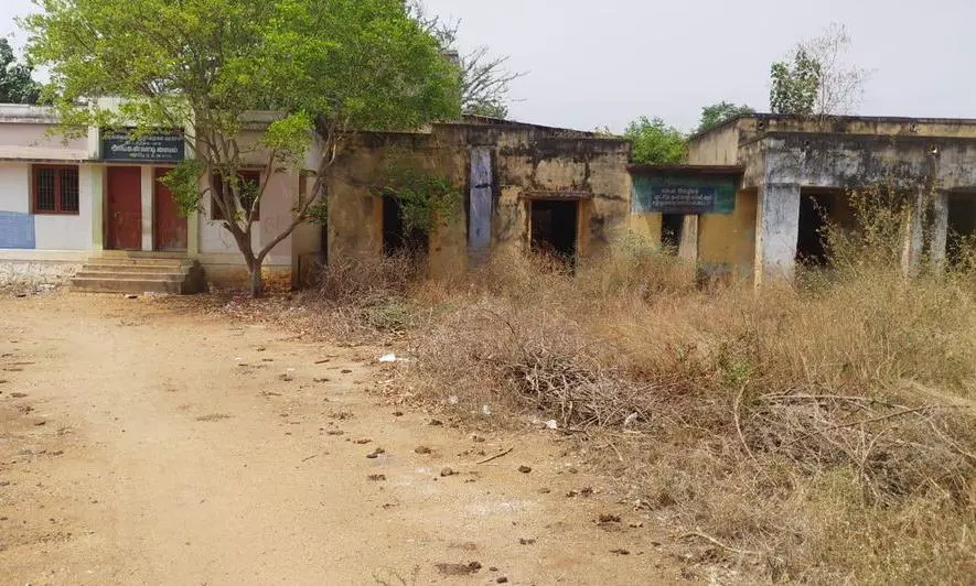 புதர்மண்டிய அங்கன்வாடி மையம்