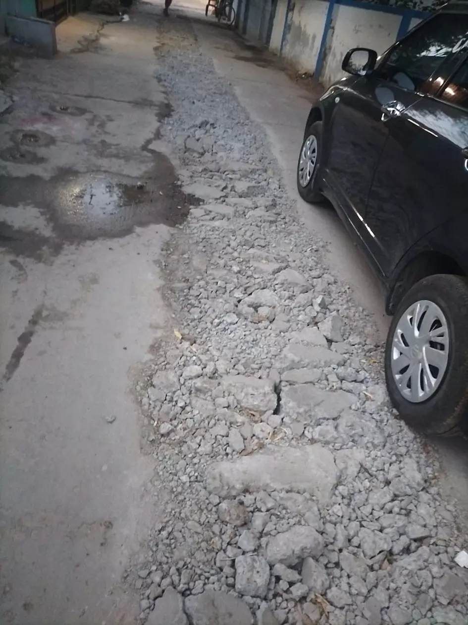 சேதமடைந்த சாலை