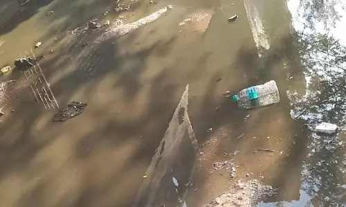 கழிவுநீரால் துர்நாற்றம் கழிவுநீரால் துர்நாற்றம்