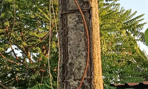 ஆபத்தான மின்கம்பம் ஆபத்தான மின்கம்பம்