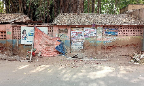 இடிந்துவிழும் நிலையில் அங்கன்வாடி மையம்