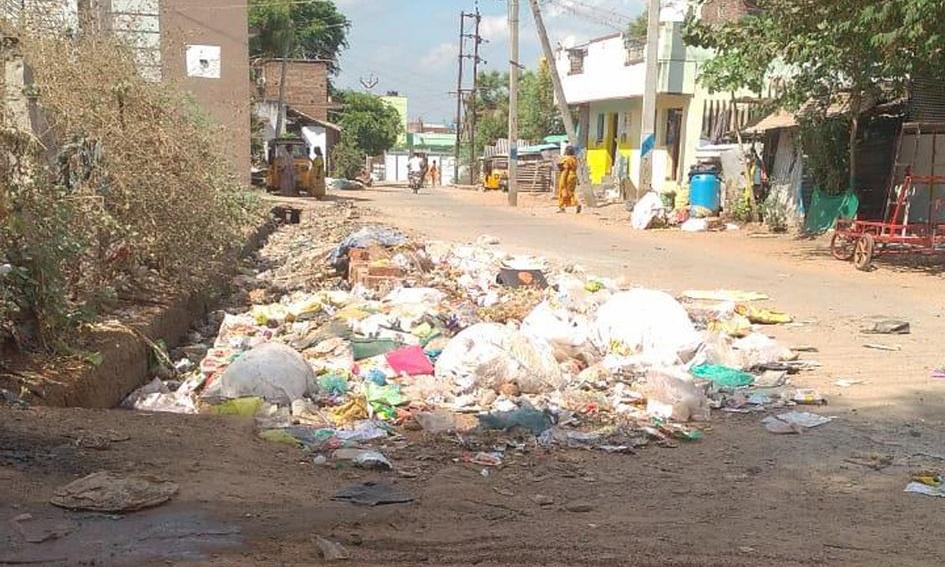குவிந்து கிடக்கும் குப்பை குவிந்து கிடக்கும் குப்பை