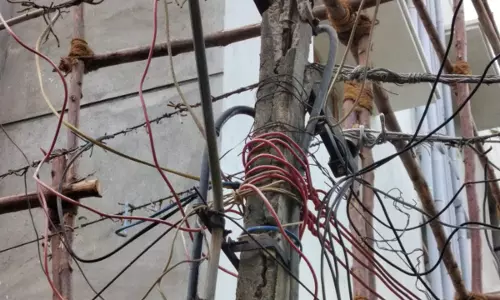 சேதமடைந்த மின்கம்பம் சேதமடைந்த மின்கம்பம்