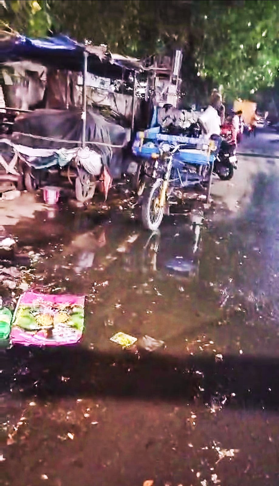 கழிவுநீரால் துர்நாற்றம் கழிவுநீரால் துர்நாற்றம்