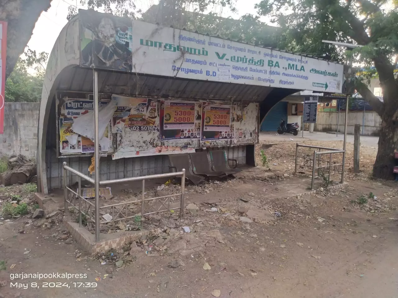 சேதமடைந்த பயணிகள் நிழற்குடை சேதமடைந்த பயணிகள் நிழற்குடை