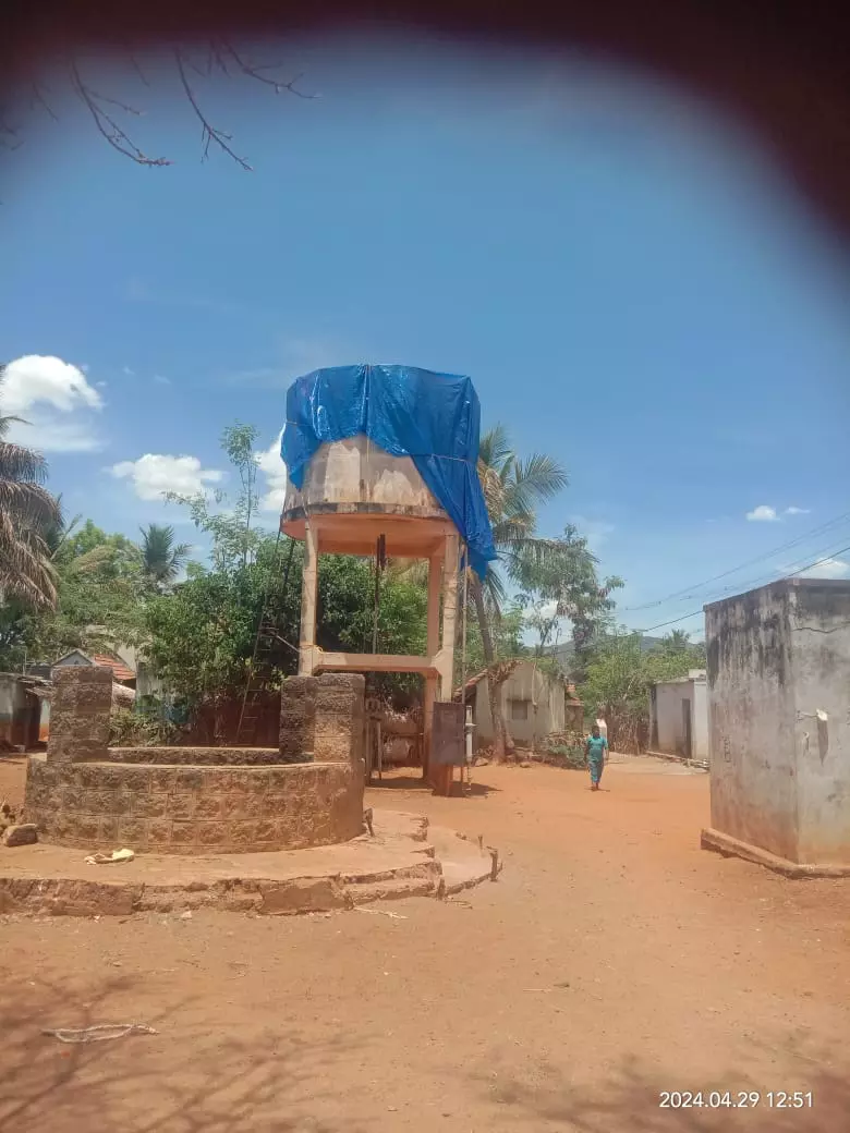 தார்ப்பாயால் மூடப்பட்டுள்ள நீர்த்தேக்க தொட்டி தார்ப்பாயால் மூடப்பட்டுள்ள நீர்த்தேக்க தொட்டி