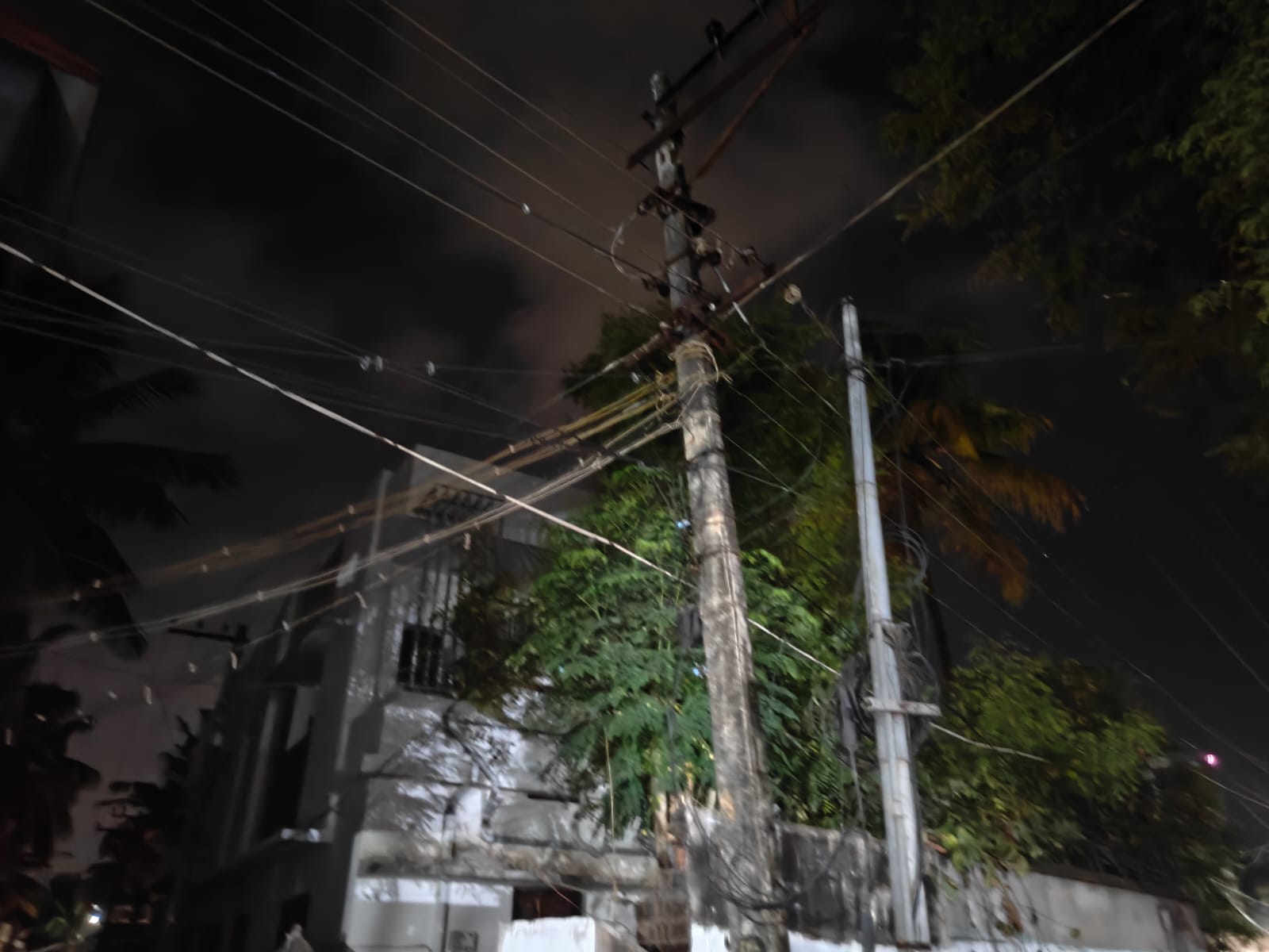 மின்விளக்கு பொருத்த வேண்டும்