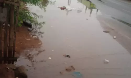 சாலையில் தேங்கும் மழைநீர் சாலையில் தேங்கும் மழைநீர்