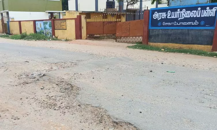 குண்டும் குழியுமான சாலை