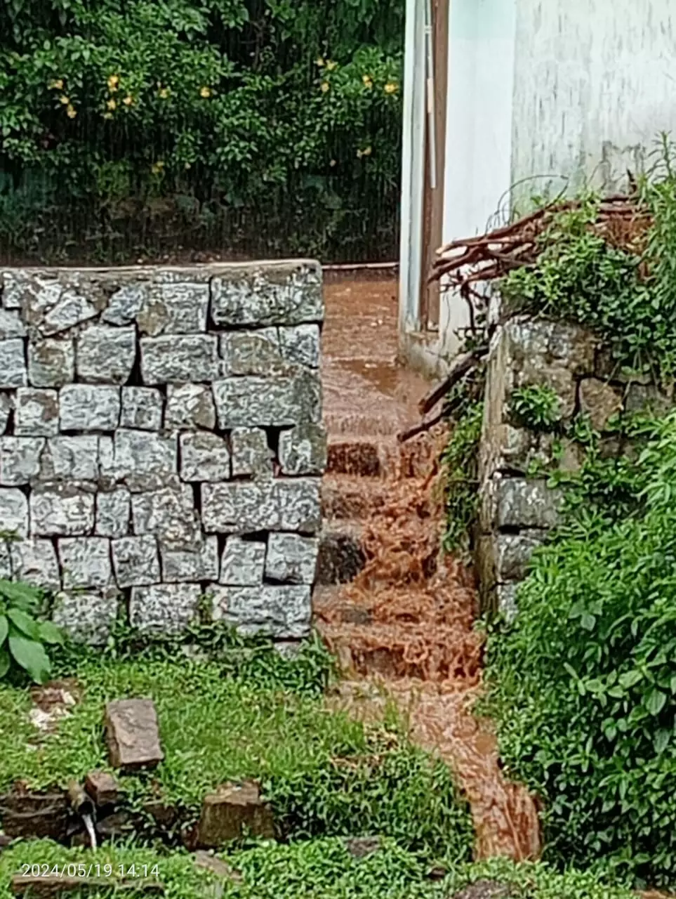 கால்வாயில் அடைப்பு