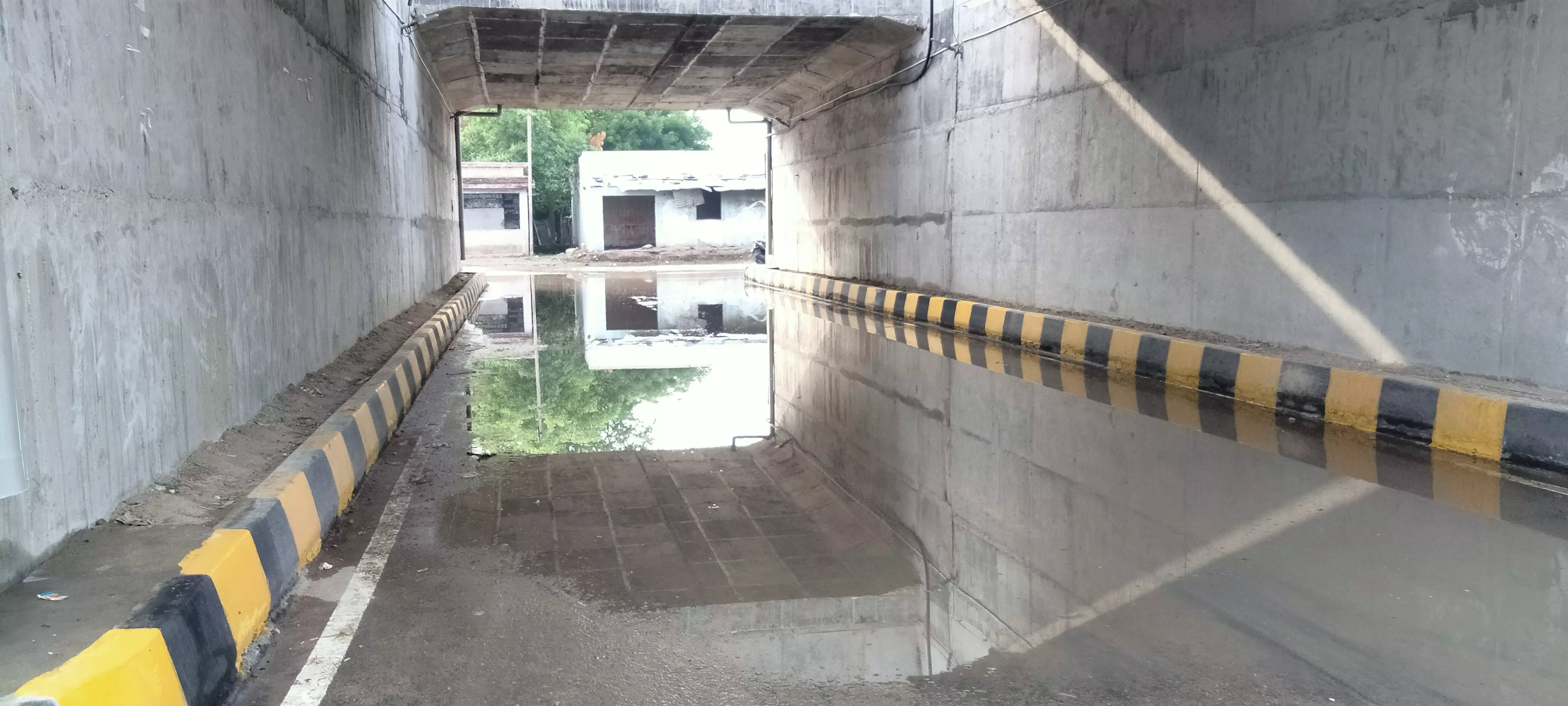 சுரங்கபாதையில் தேங்கும் மழைநீர் சுரங்கபாதையில் தேங்கும் மழைநீர்