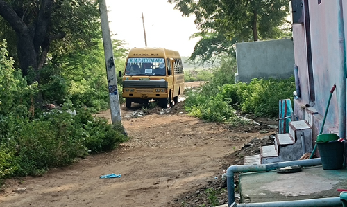 குண்டும் குழியுமான சாலை