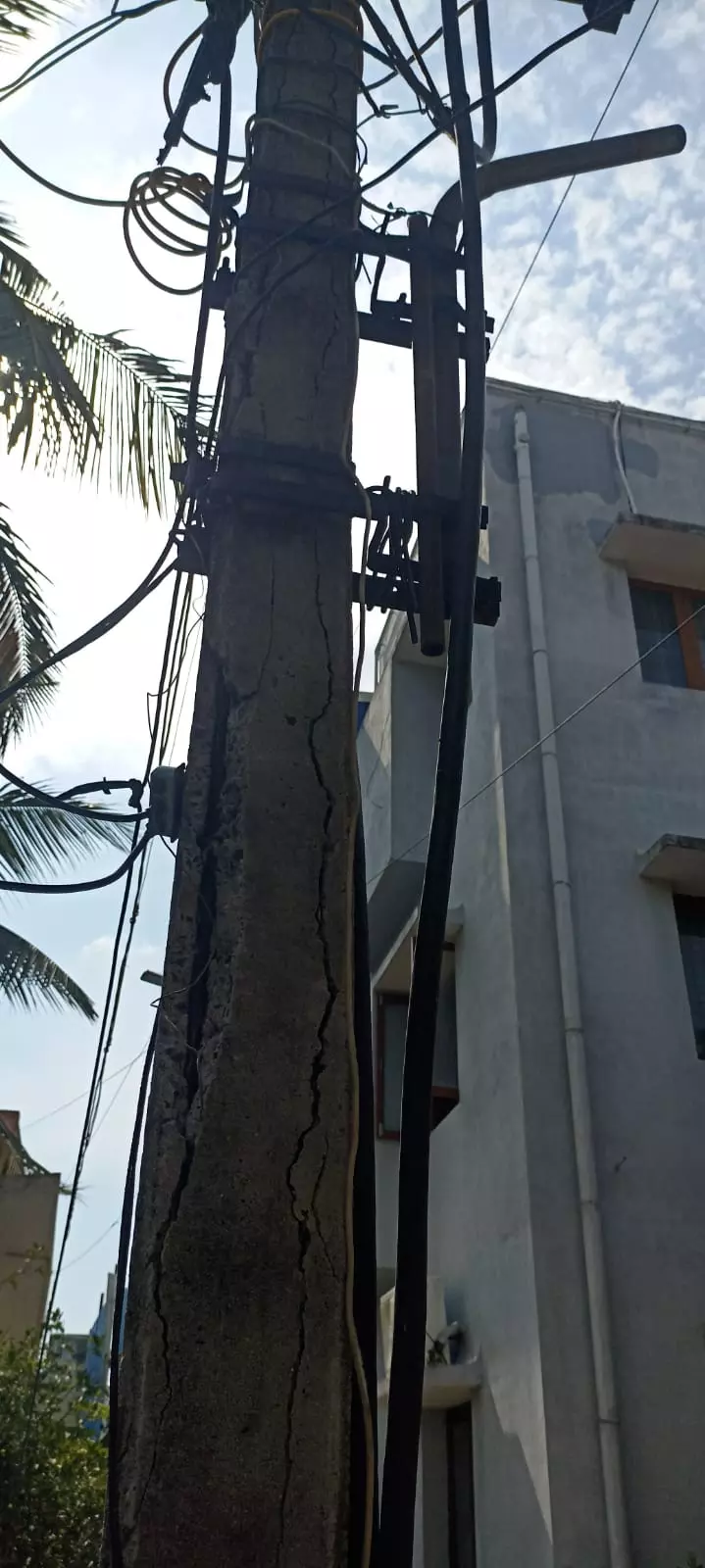 ஆபத்தான மின்கம்பம் ஆபத்தான மின்கம்பம்