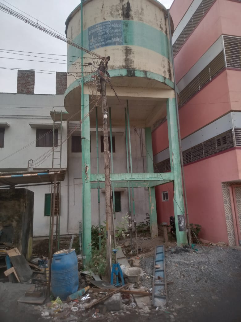 ஆபத்தான குடிநீர் தொட்டி