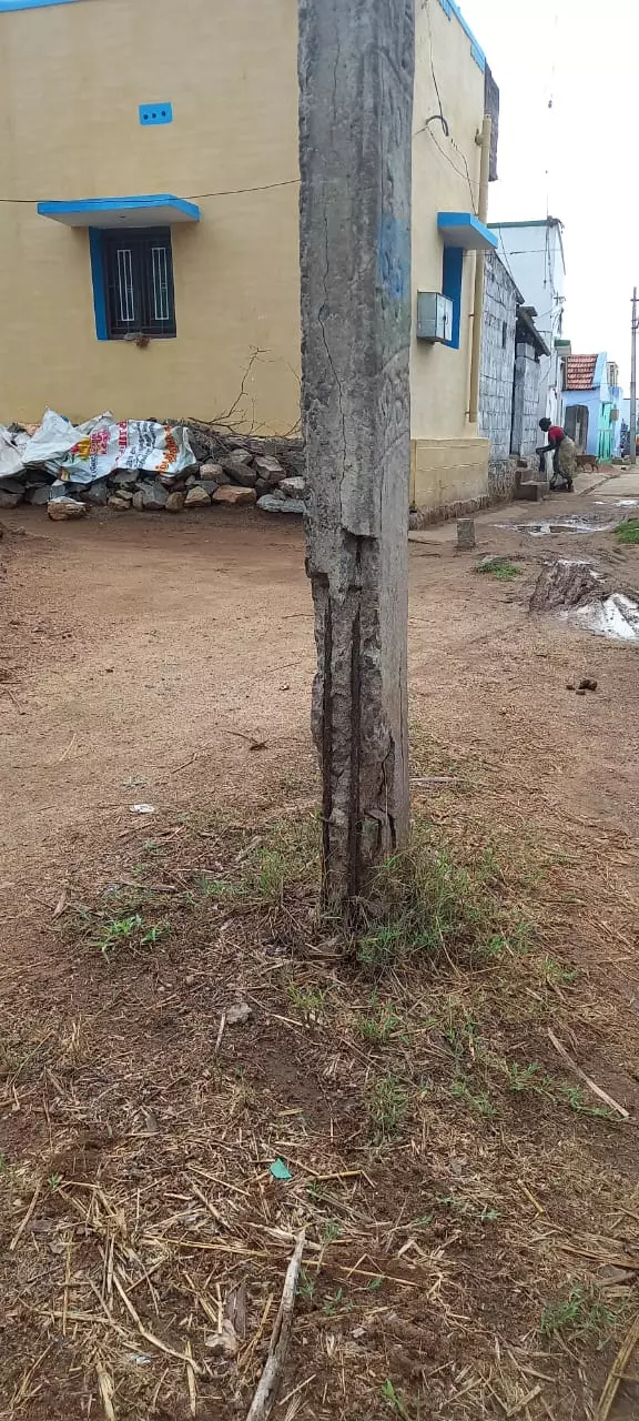 சேதமடைந்த மின்கம்பம் சேதமடைந்த மின்கம்பம்