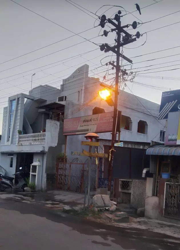 பகலில் எரியும் மின் விளக்கு