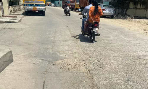 சாலையை சீர் செய்வார்களா? சாலையை சீர் செய்வார்களா?