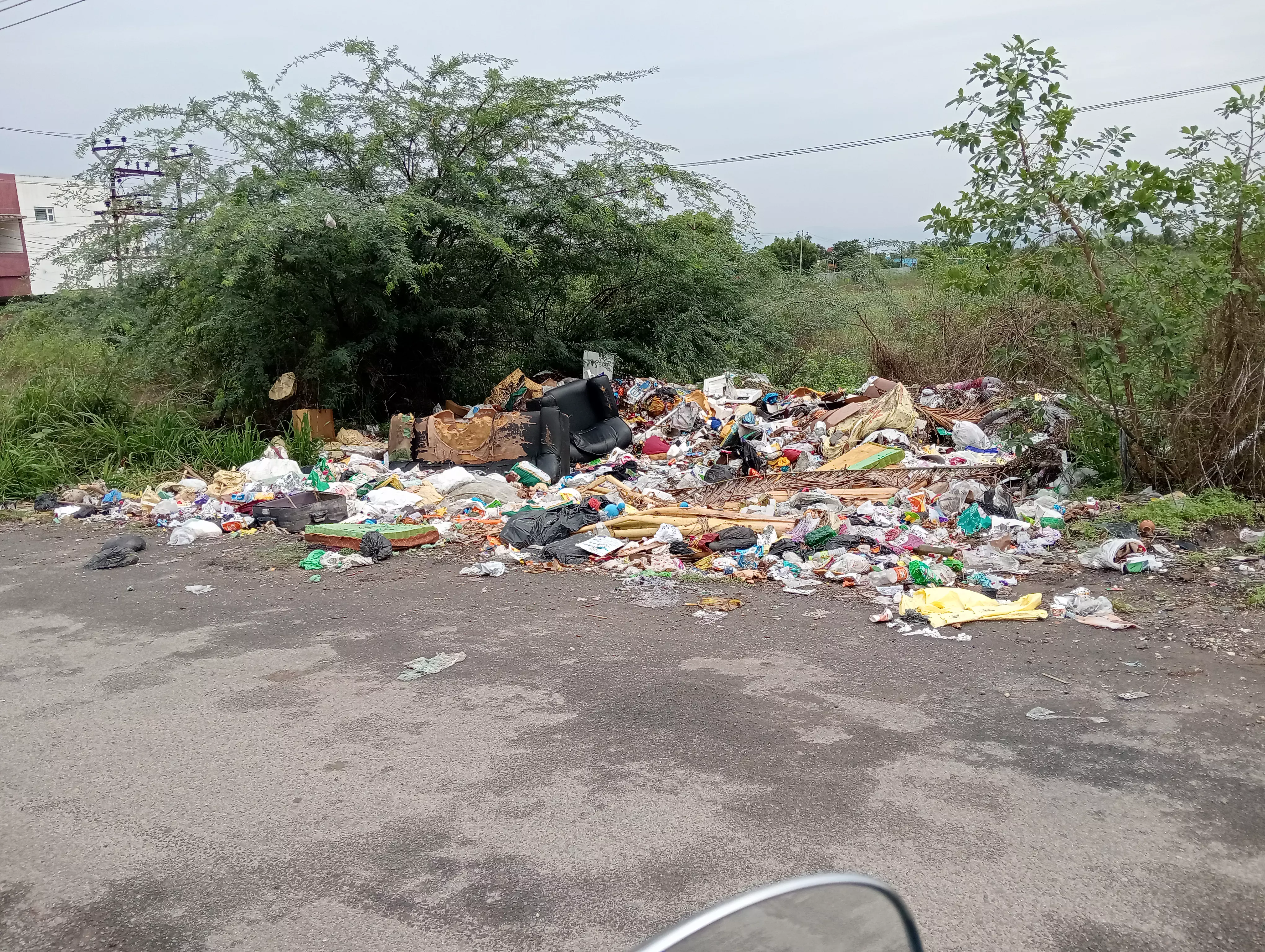 குவிந்து கிடக்கும் குப்பைகள்