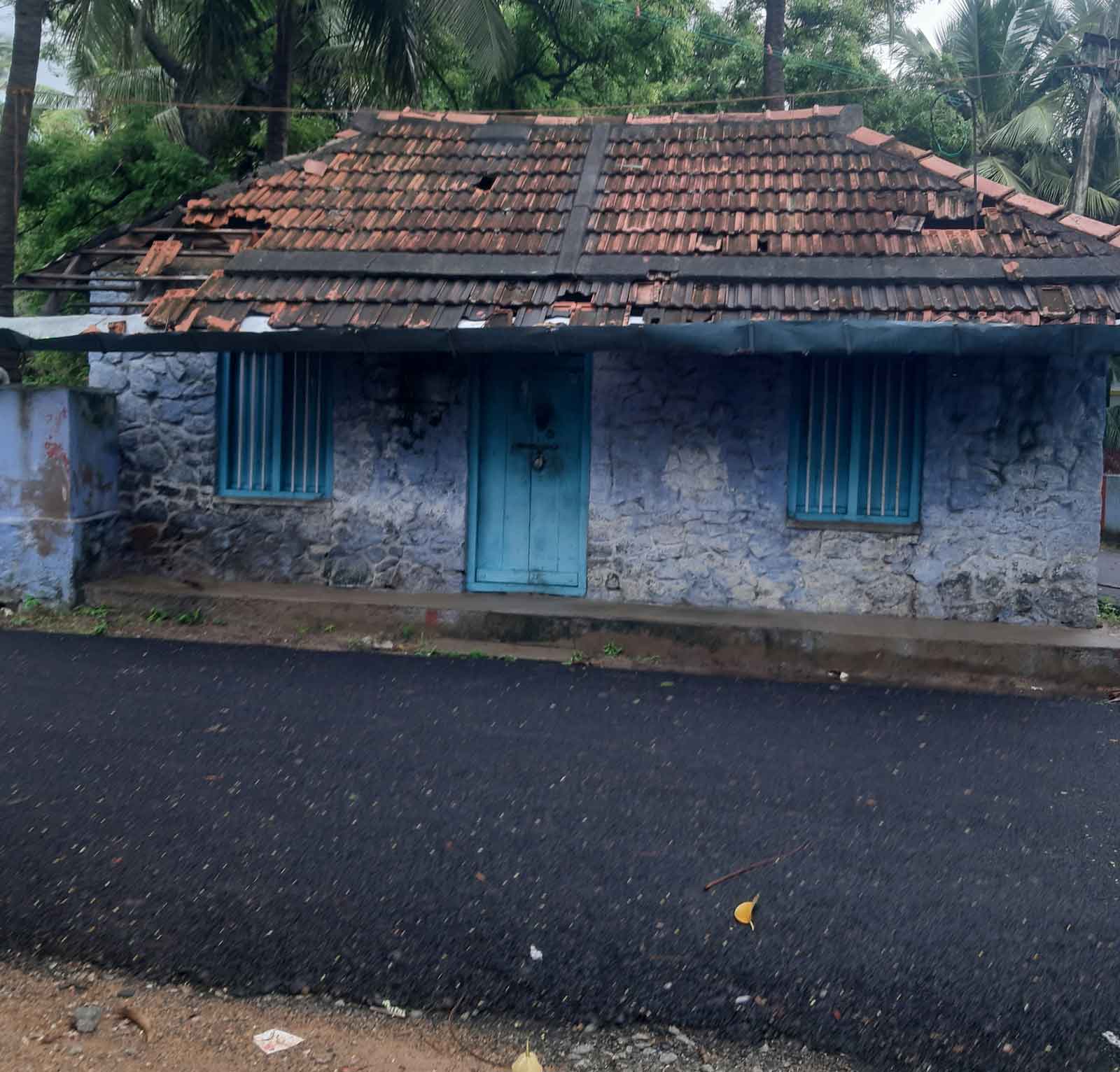 சேதமடைந்த மேற்கூரை