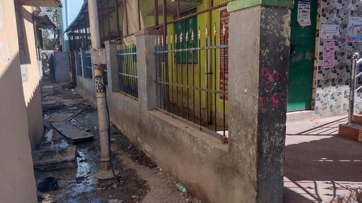 கழிவுநீரால் துர்நாற்றம் கழிவுநீரால் துர்நாற்றம்