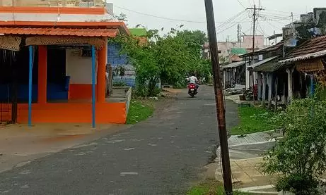 சாய்ந்த நிலையில் மின்கம்பம் சாய்ந்த நிலையில் மின்கம்பம்