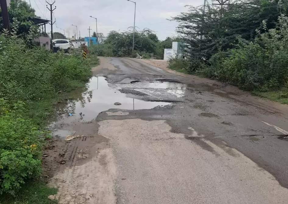 குழாய் உடைப்பால் வீணாகும் தண்ணீர்