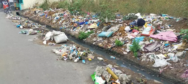 தூர்வாரும் குப்பைகளை அகற்ற வேண்டும் தூர்வாரும் குப்பைகளை அகற்ற வேண்டும்