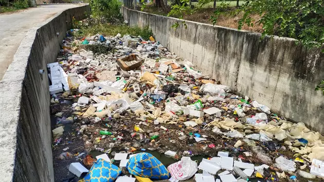 கால்வாயில் வீசப்படும் குப்பைகள்