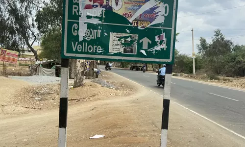 வழிகாட்டி பலகைகளில் ஒட்டப்படும் சுவரொட்டிகள் வழிகாட்டி பலகைகளில் ஒட்டப்படும் சுவரொட்டிகள்