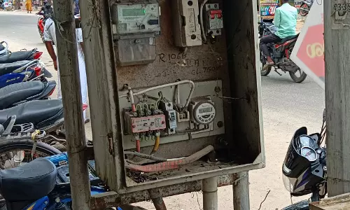 மின் இணைப்பு பெட்டிக்கு மூடி தேவை மின் இணைப்பு பெட்டிக்கு மூடி தேவை