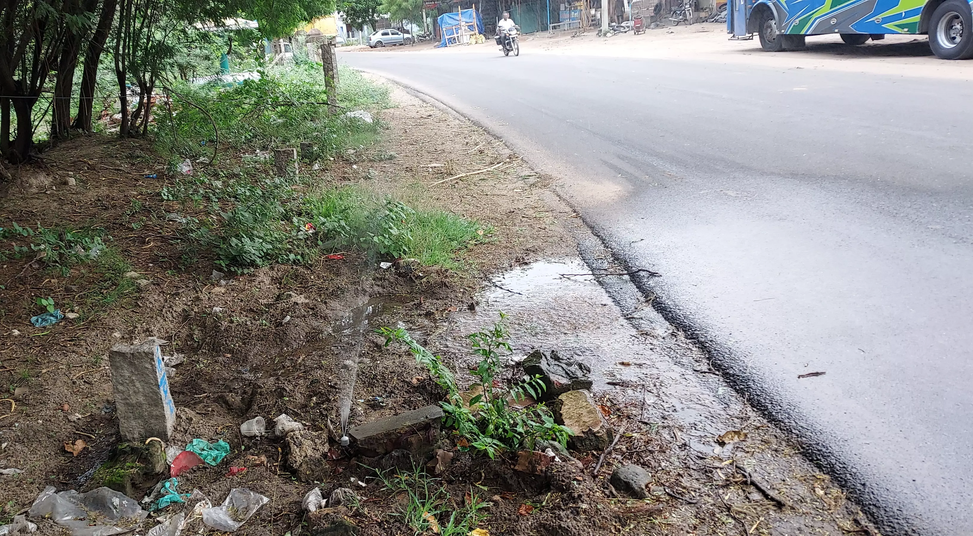 குழாய் உடைப்பால் வீணாகும் குடிநீர் குழாய் உடைப்பால் வீணாகும் குடிநீர்