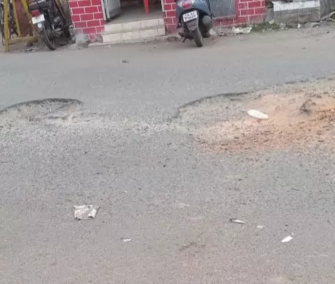 பஸ் நிலைய நுழைவு வாயிலில் பள்ளம் பஸ் நிலைய நுழைவு வாயிலில் பள்ளம்