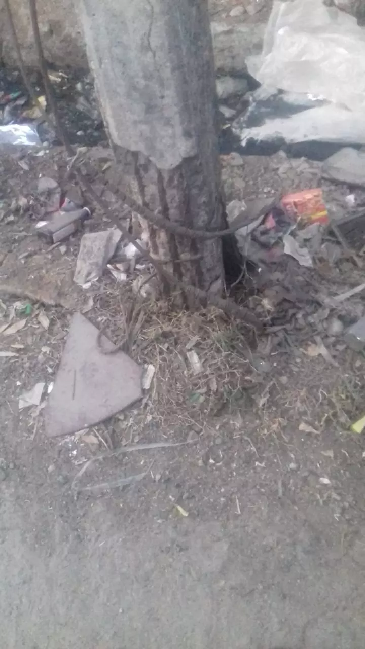 சேதமடைந்த மின்கம்பம் சேதமடைந்த மின்கம்பம்