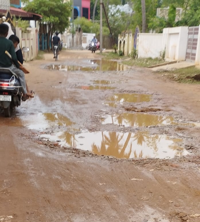சேறும்,சகதியுமான சாலை சேறும்,சகதியுமான சாலை
