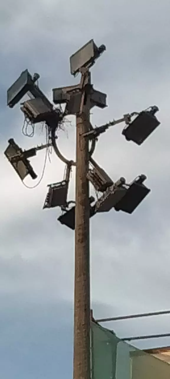 சேதமடைந்த மின்விளக்கு சேதமடைந்த மின்விளக்கு