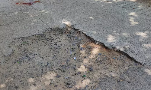 சாலையின் நடுவே பள்ளம் சாலையின் நடுவே பள்ளம்