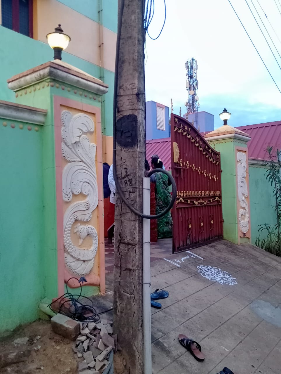 மோசமான மின்கம்பம்