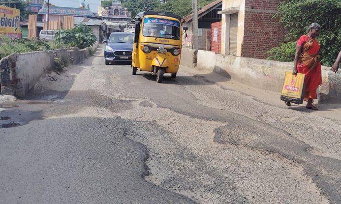 குண்டும், குழியுமான சாலை