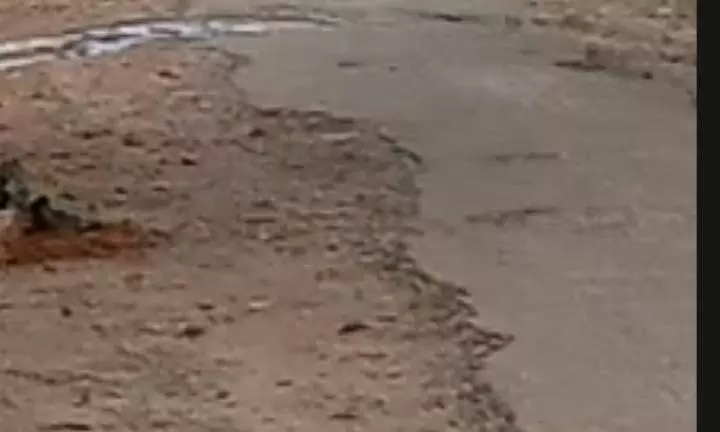 சாலையை சீரமைக்க வேண்டும் சாலையை சீரமைக்க வேண்டும்