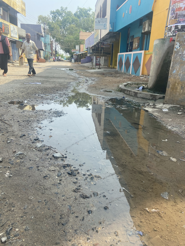 சாலையை சீரமைக்க வேண்டும் சாலையை சீரமைக்க வேண்டும்