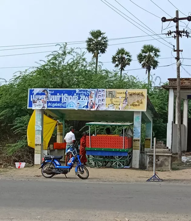 பயணிகள் நிழற்கூடம் இட்லி கடையானது பயணிகள் நிழற்கூடம் இட்லி கடையானது
