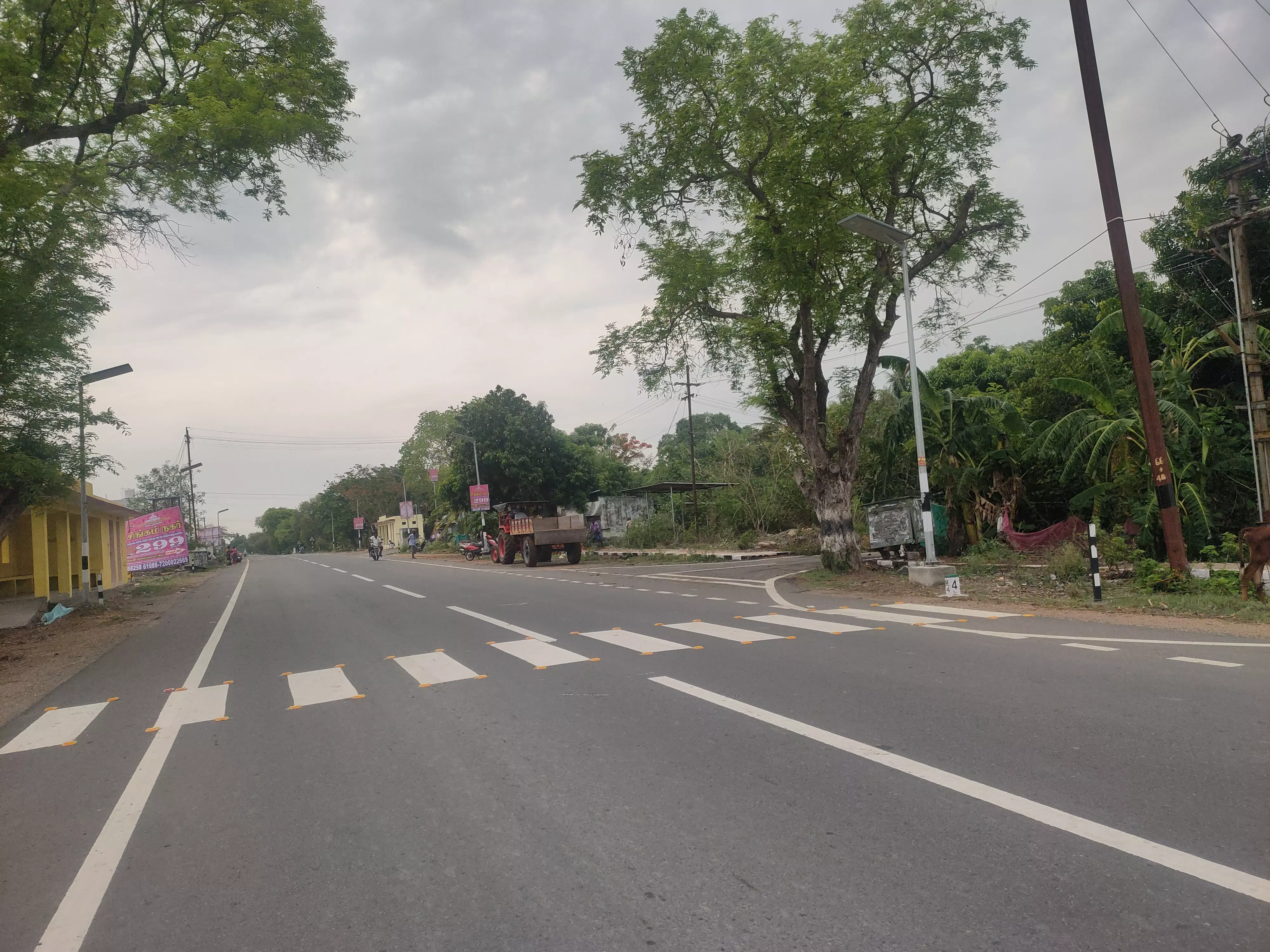 சாலையோரம் ஆக்கிரமிப்பு சாலையோரம் ஆக்கிரமிப்பு