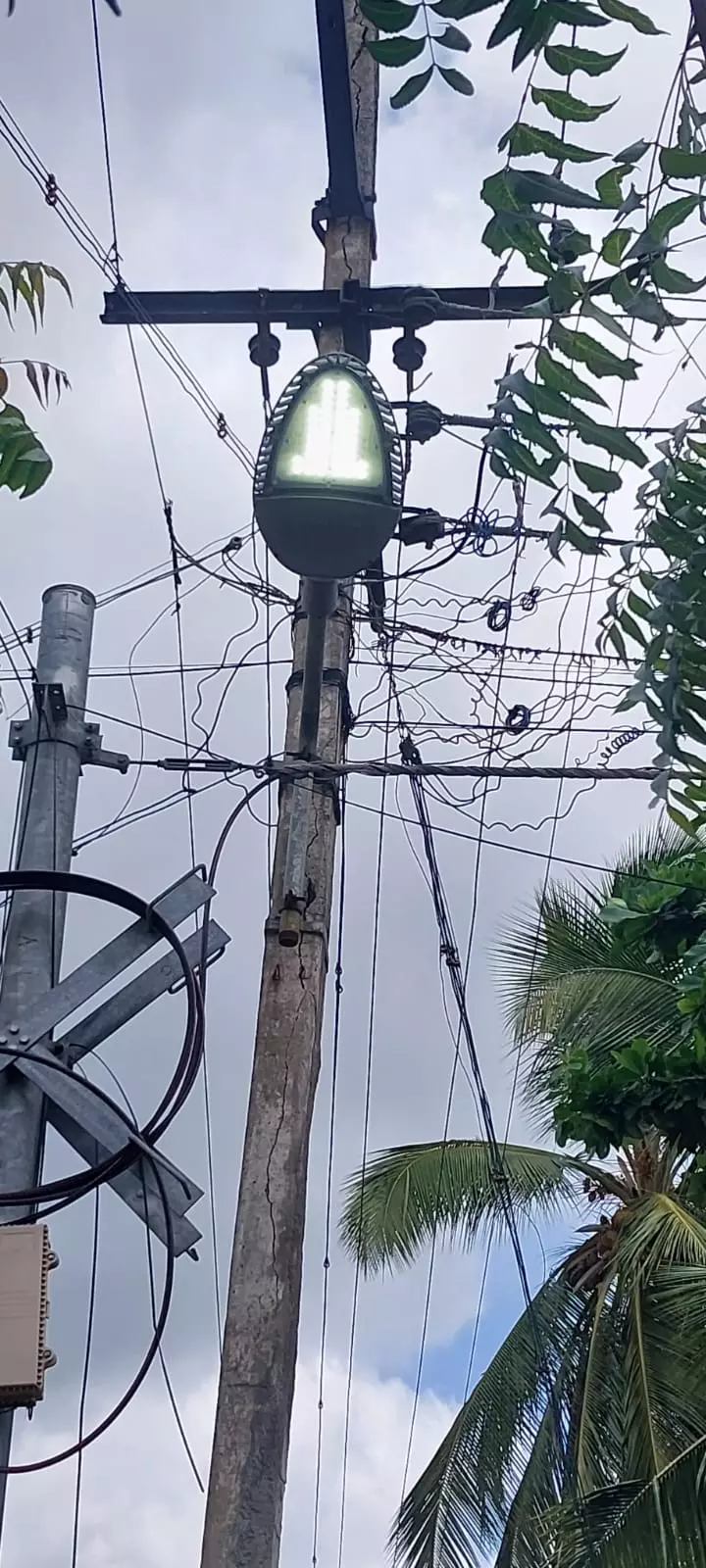 அணைக்கப்படாத தெருவிளக்கு அணைக்கப்படாத தெருவிளக்கு