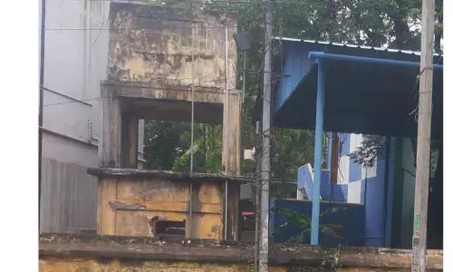 சேதமடைந்த நீர்தேக்க தொட்டி