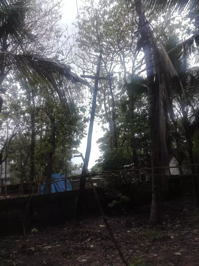 ஆபத்தான மின்கம்பம்