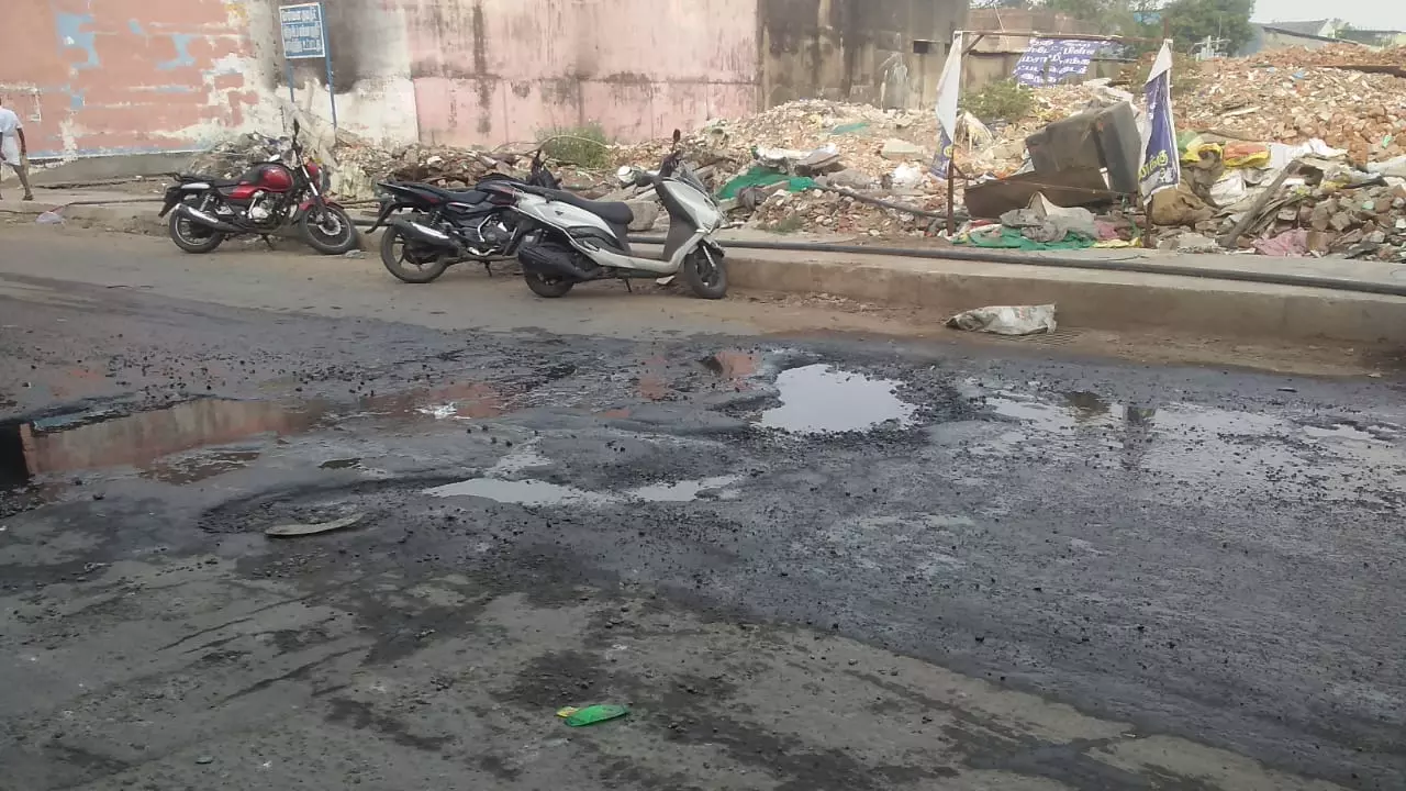 சேதமடைந்த சாலை சேதமடைந்த சாலை