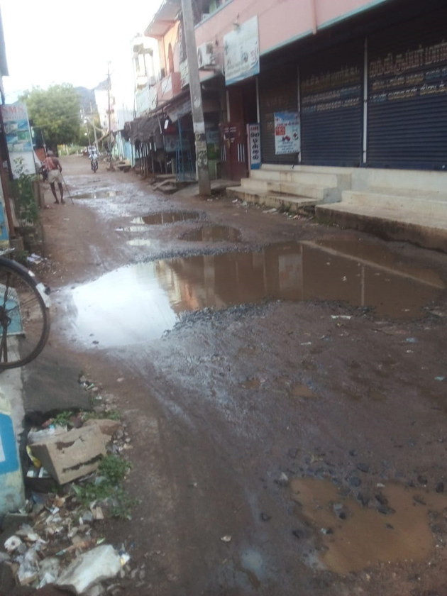 குண்டும் குழியுமான சாலை