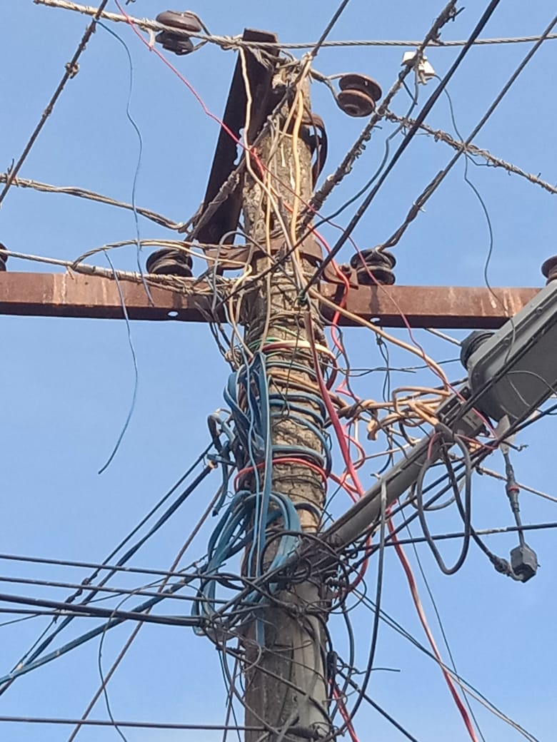 பராமரிக்கப்படாத மின்கம்பம்