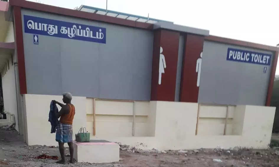 காட்சிப்பொருளான சுகாதார வளாகம்