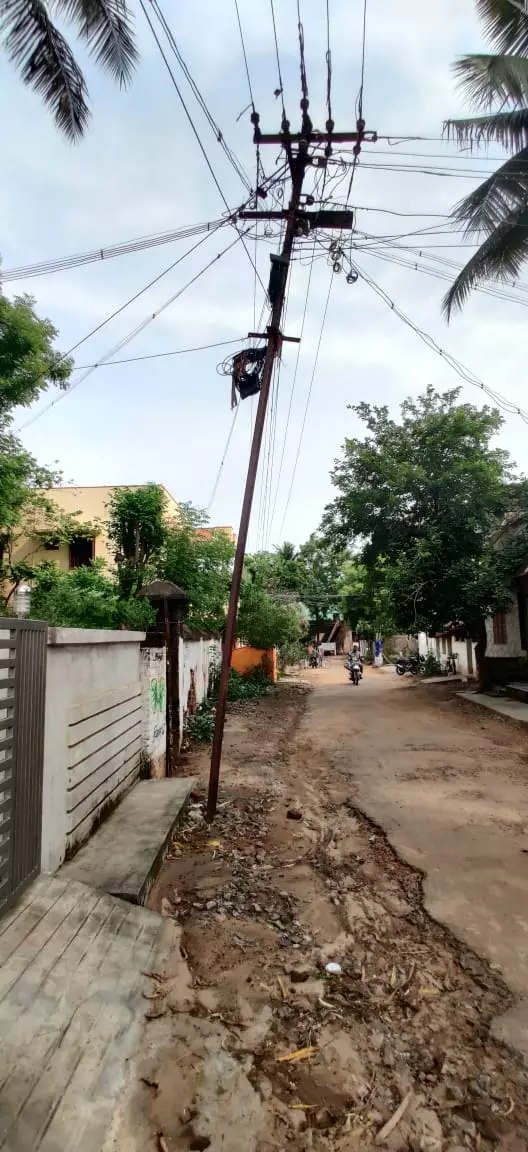 சாய்ந்த நிலையில் மின்கம்பம்